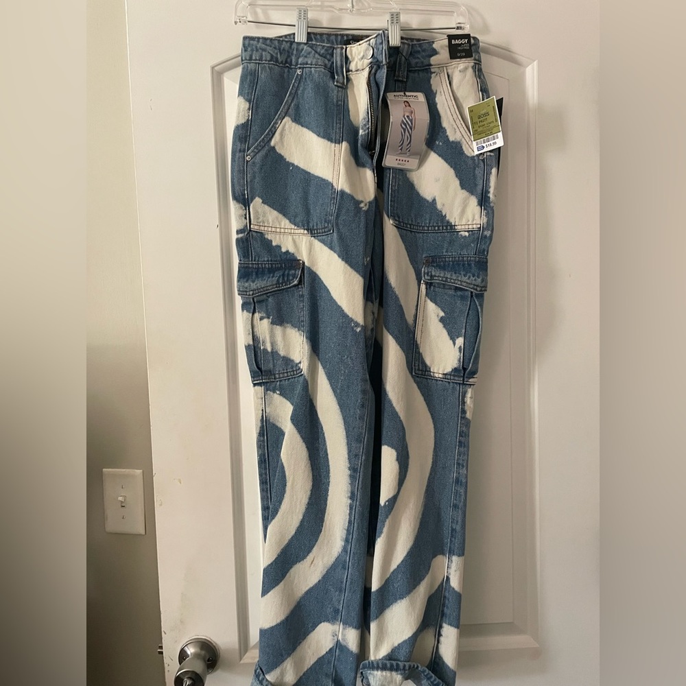 Baggy jeans with minimalistic design.